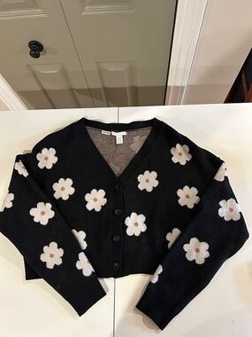 Full Tilt Black Cropped V-Neck Cardigan with White Daisy Pattern